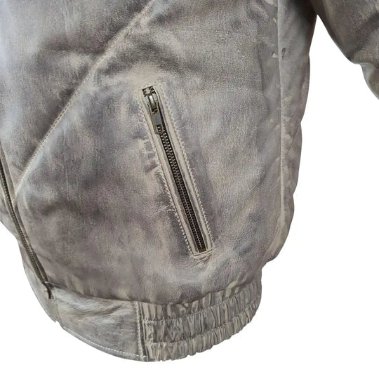 Close-up of the premium white fox fur collar, highlighting its soft, fluffy texture and stark contrast against the dark leather.